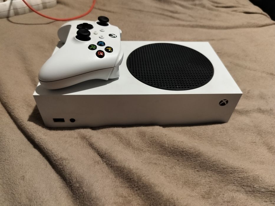 Xbox series s + controller series s Impecabil de vânzare 1000 lei  sau la schimb cu ceva telefon iPhone sau Samsung functional sau alt ceva