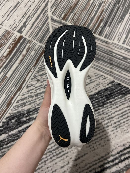 Продам спортивные кроссовки