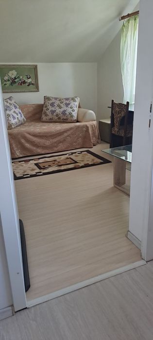Închiriez cameră la curte pentru elevi