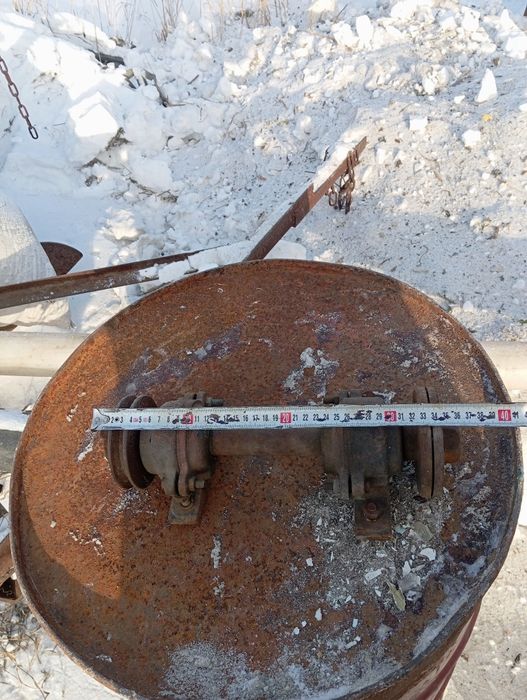 Вал с подшипниками и шкивом