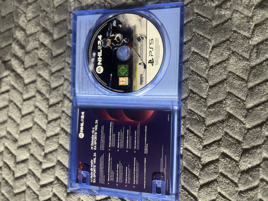 продаю игру хокей NHL.24
