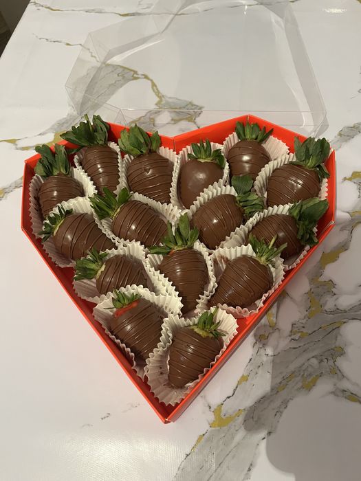 Клубника в шоколаде Астана