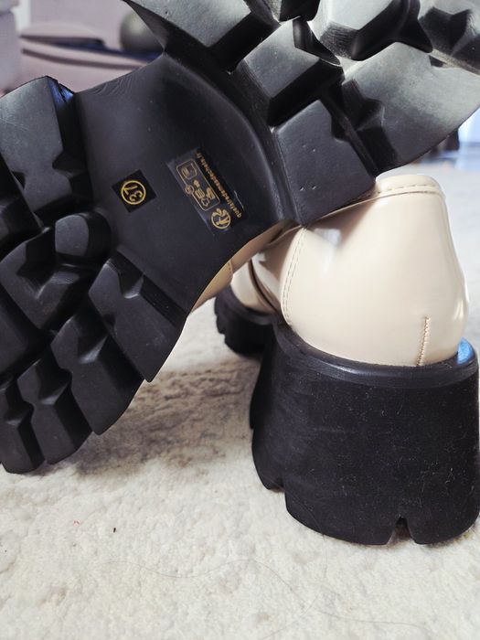 Mocasini / Loafers de damă GAUDÌ cu cataramă aurie – Crem / Bej