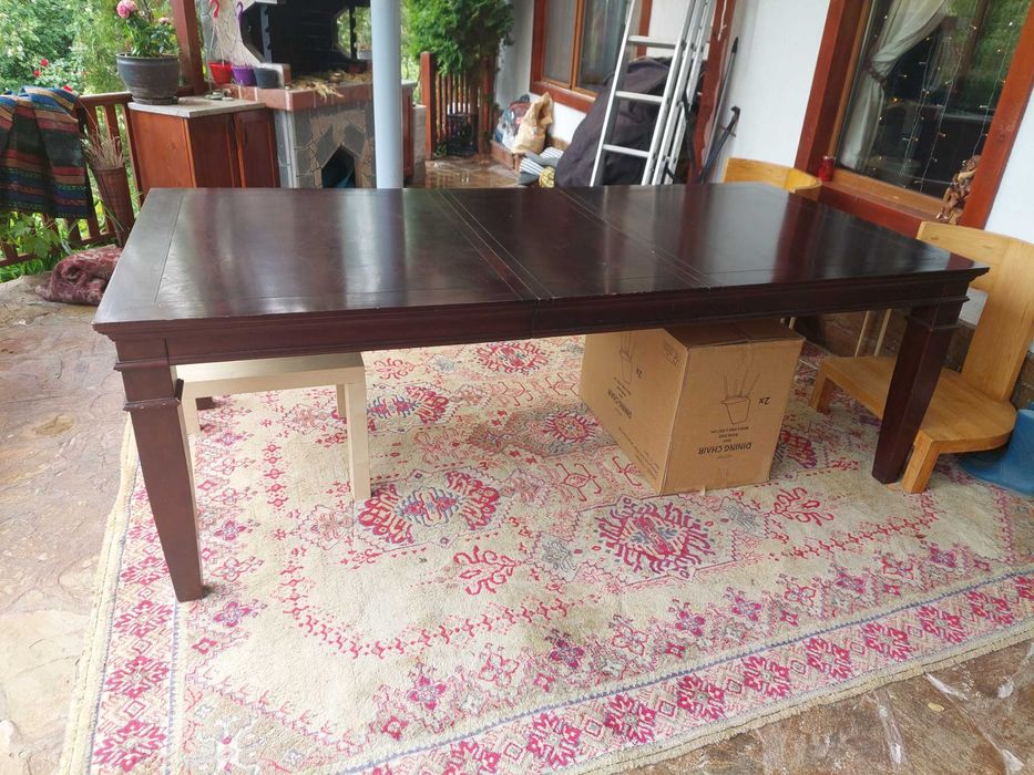 Голяма маса от масивно дърво