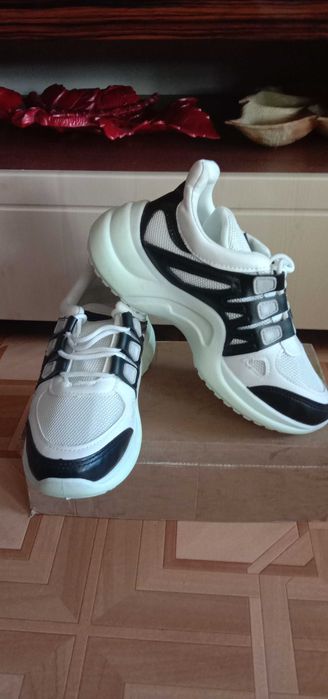 Продам кроссовки