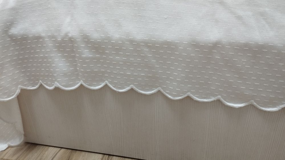 Fata de pat albă 2.40/2.50m/35 lei