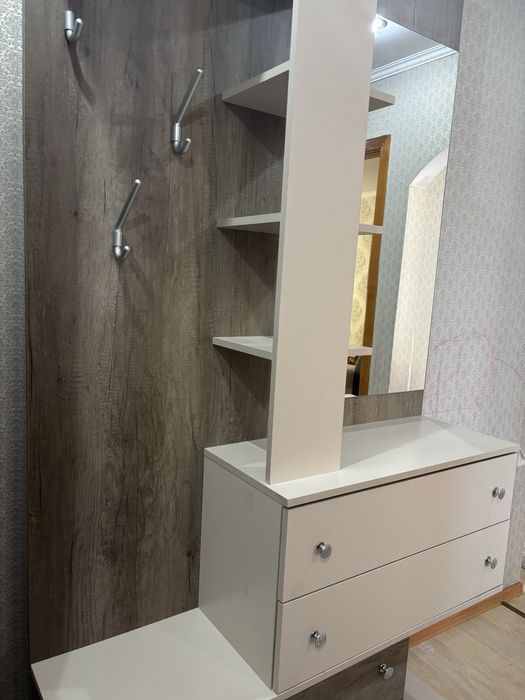 Продаю прихожую с зеркалом и ящиками