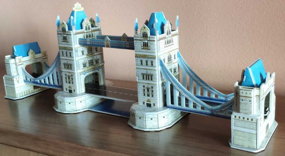 ПОДАРЯВАМ 3D пъзели: Круизен кораб,  Big Ben, Tower Bridge, Зимна къщичка (сглобени)