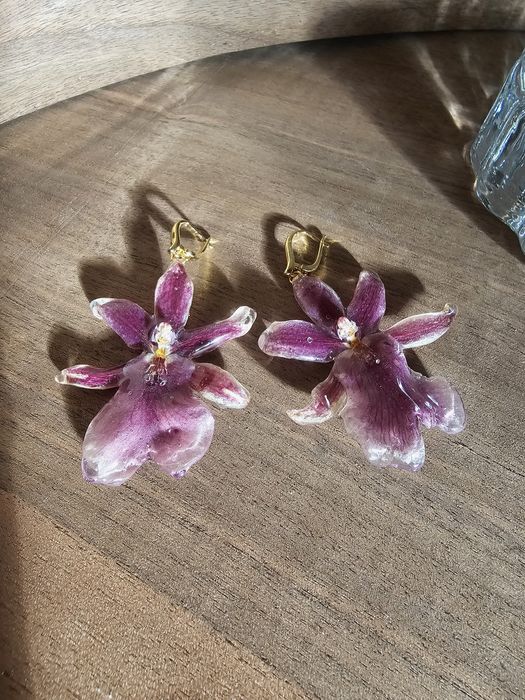 Обеци с естествен цвят на мини орхидея Miltonia.