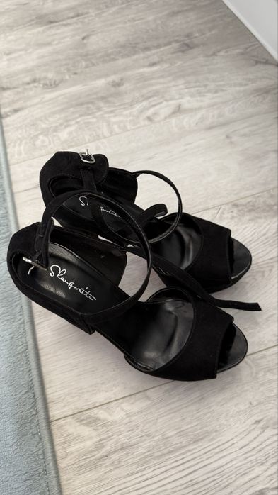 Женские босоножки