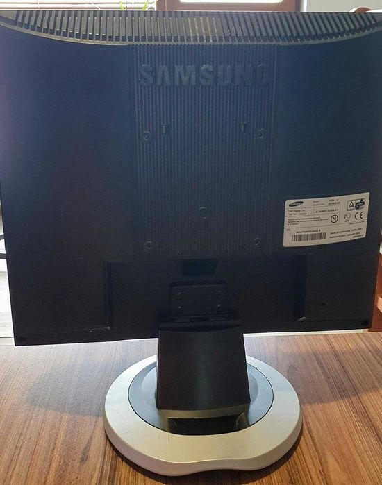 Продавам LCD Монитори 17"