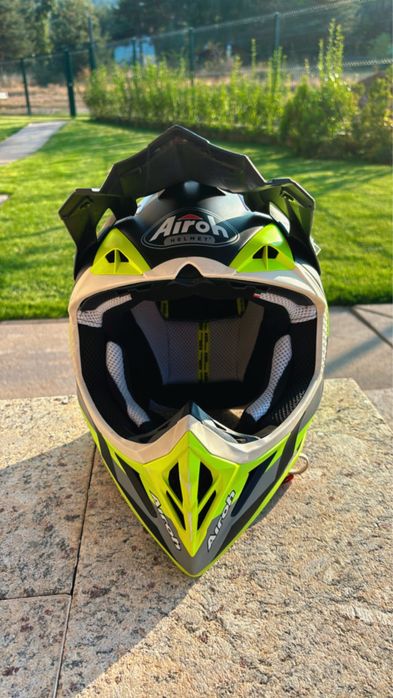 Продавам каска airoh aviator 3 green