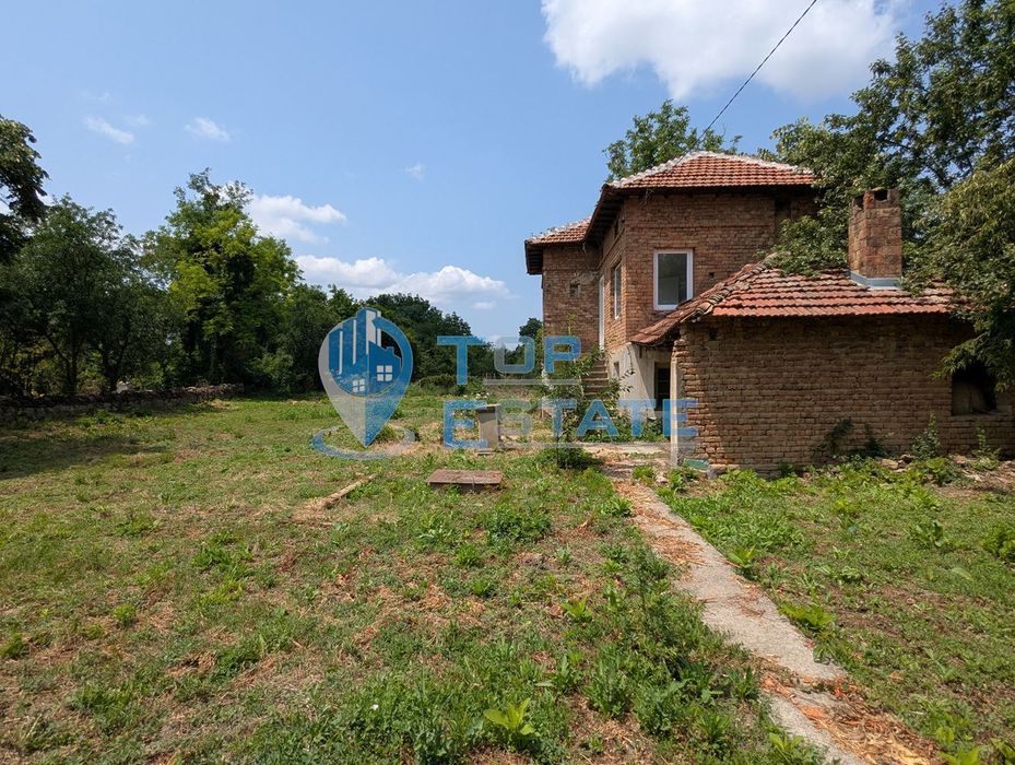 Двуетажна тухлена къща разположена в село Стамболово, община Павликен