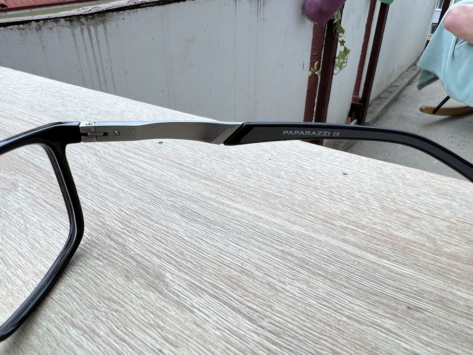 Ochelari vedere drept: -0,50; stang: -0,25