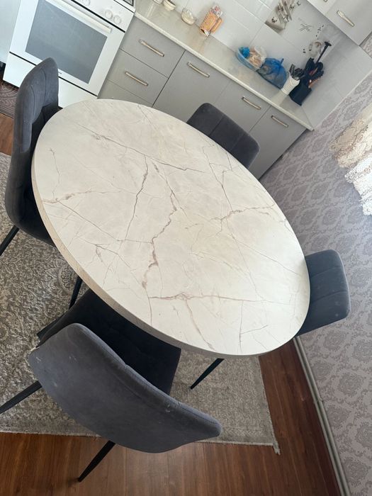 Стол и 6 стульев