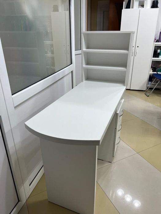 Стол маникюриста