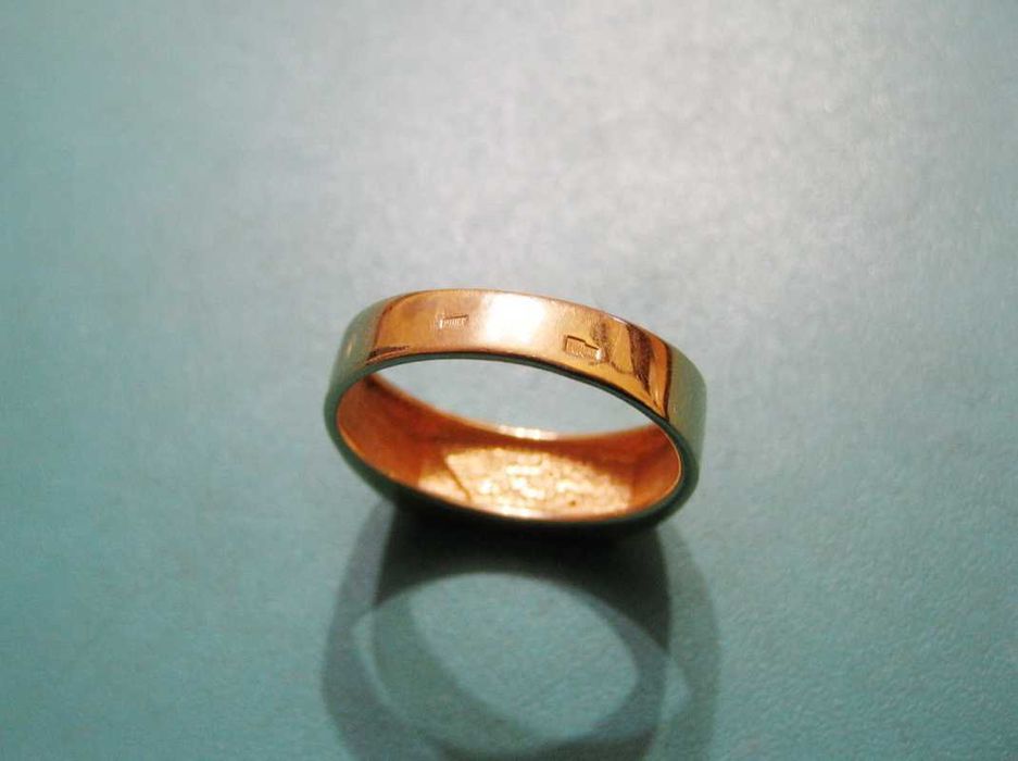 Перстень (золото 585 пробы) с черным камнем.