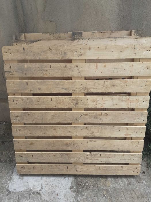 Продавам палети различни размери.