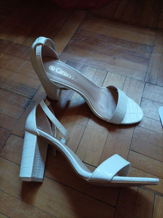 Sandale albe, aurii