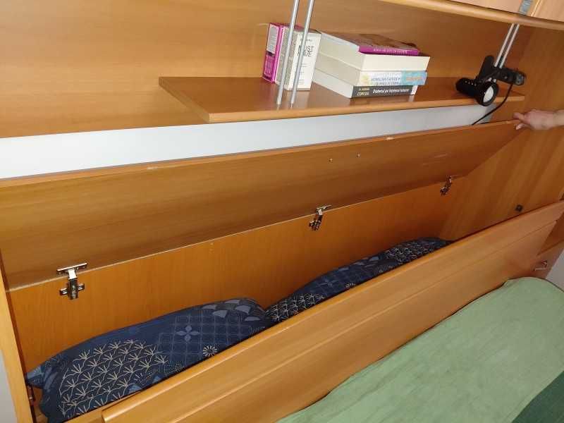 mobilier dormitor si hol. dulapuri, pat, mini biblioteca