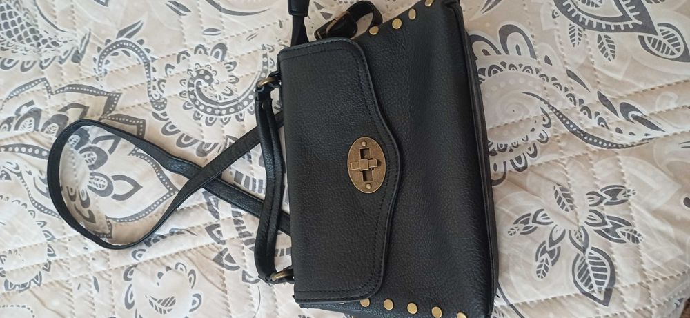 Късо яке и черна чанта