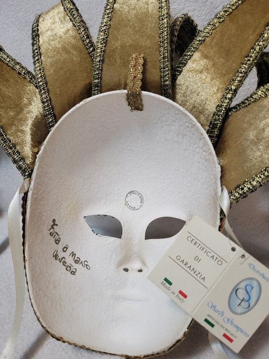 Doua masti  originale..Venezia..noi cu eticheta 300 ron bucata
