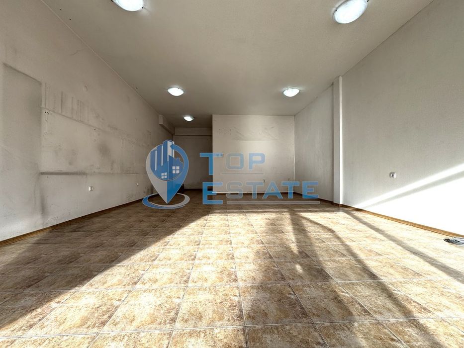 Магазин с лице към главна улица в широкия центрър на град Велико Търн