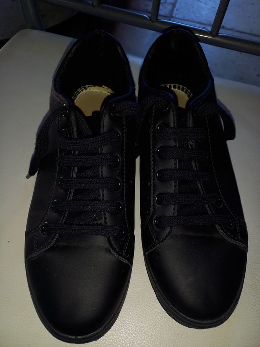 Adidasi piele unisex marimea 38 stare perfecta.
Adidasi au fost purtat
