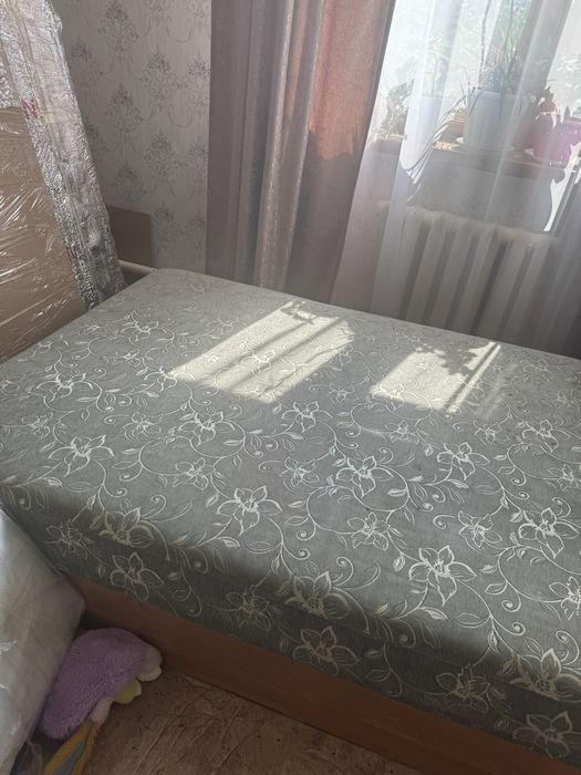 Продам кровать б/у полторушку