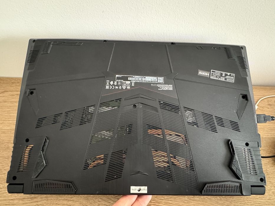 Vând laptop MSI GF75 THIN 10UE.