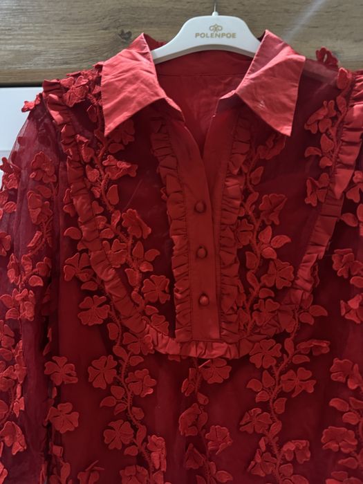 ярко красное алое платье