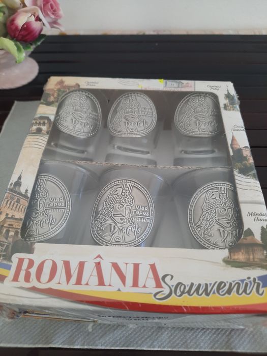 Set nou de pahare cu decorațiuni metalice