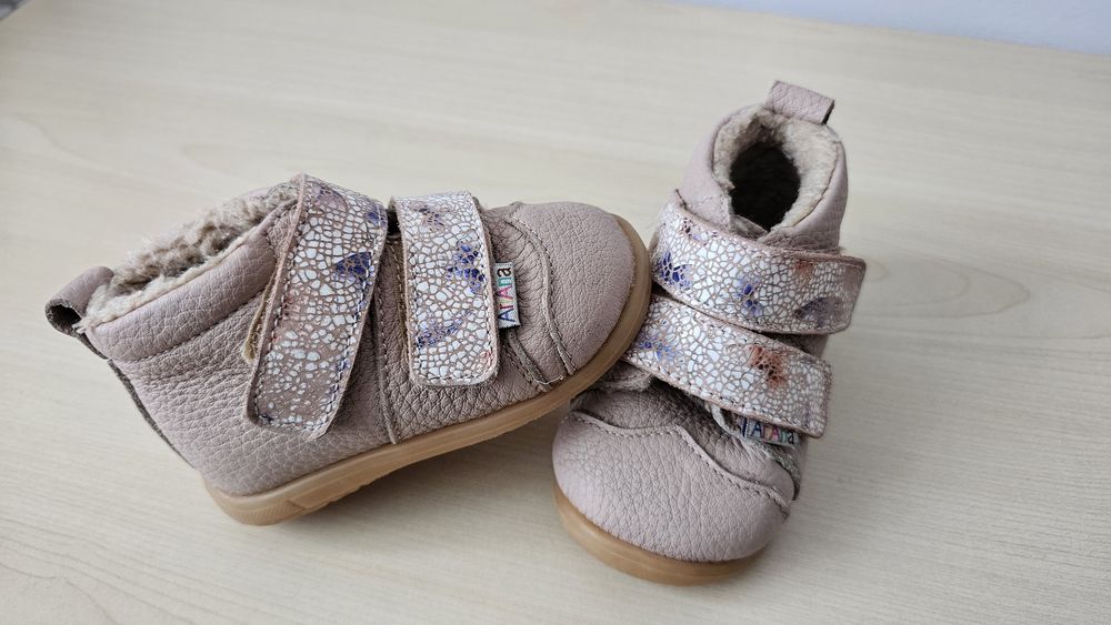 Vând bocanci imblaniti