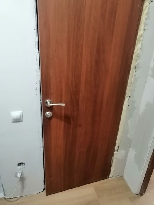 Двери с ручками и навксами