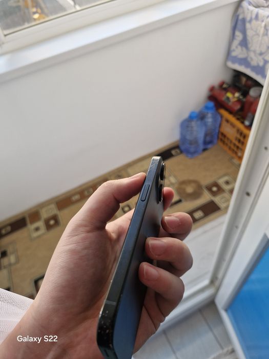 iPhone 15 black .