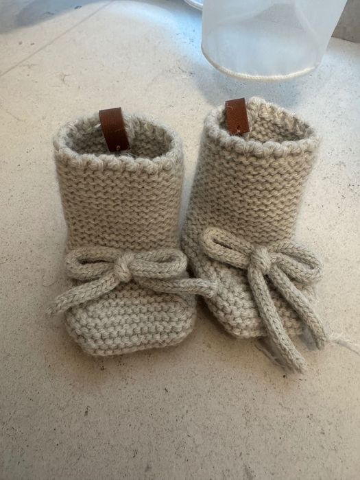 Сет от финно плетиво, панталон и пуловер в светло сив цвят. Р-р 3-6 М.