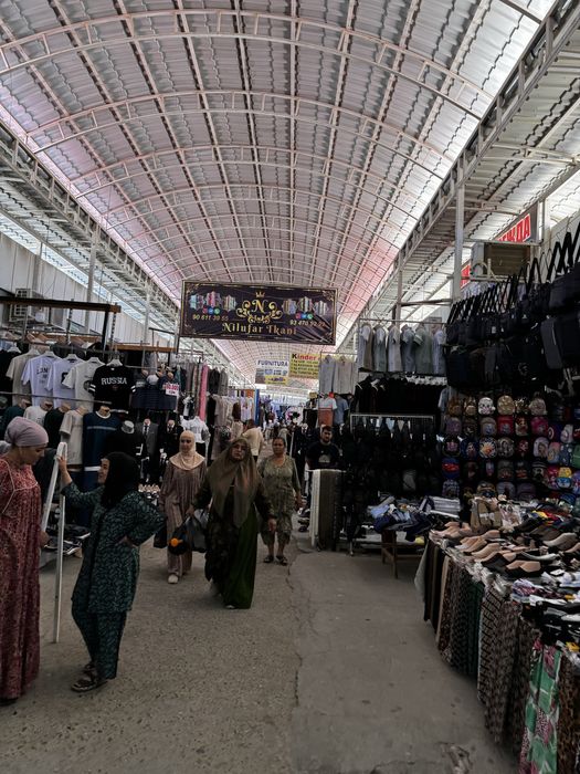 Колхоз бозор 1- каторда магазин сотилади