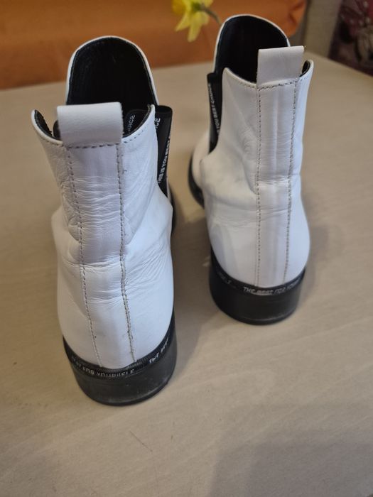 Бели боти от ест.кожа