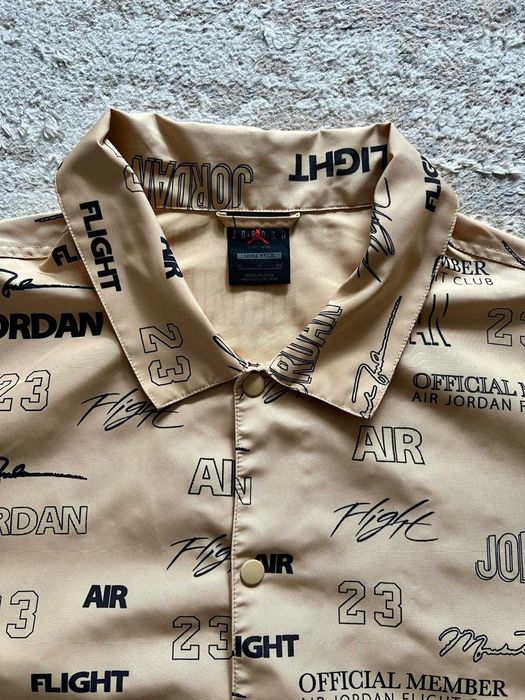 Jacheta bej cu logo Jordan marimea XL