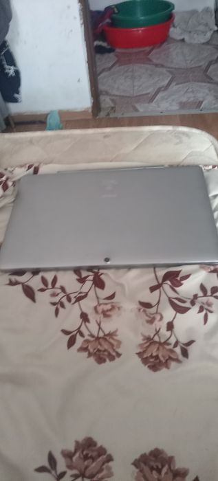 Vând laptop tip tableta