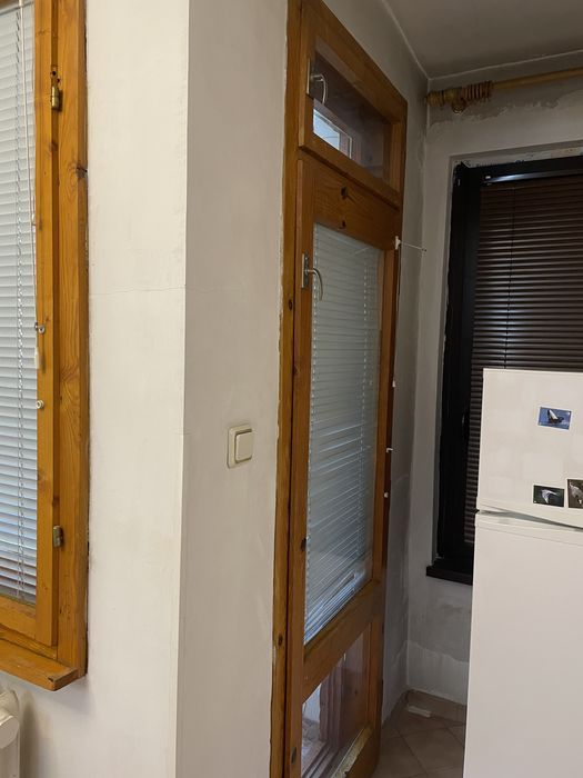 Подарявам запазена дървена дограма двойни врати и прозорци с щори