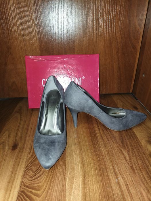 Женские, замшевые туфли на каблуке, новые.