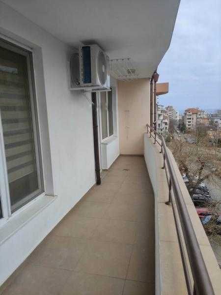 Отлично обзаведен двустаен апартамент в Лазур!