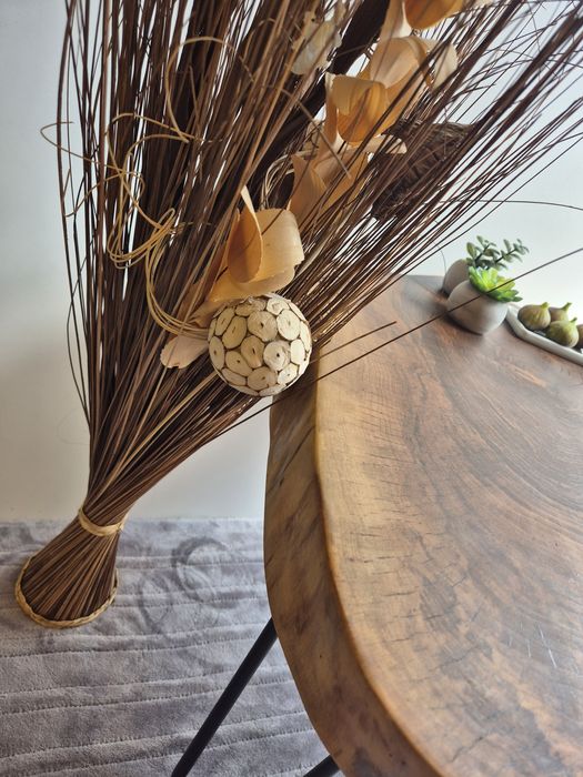 Masa unicat din lemn masiv de nuc si rasina epoxy