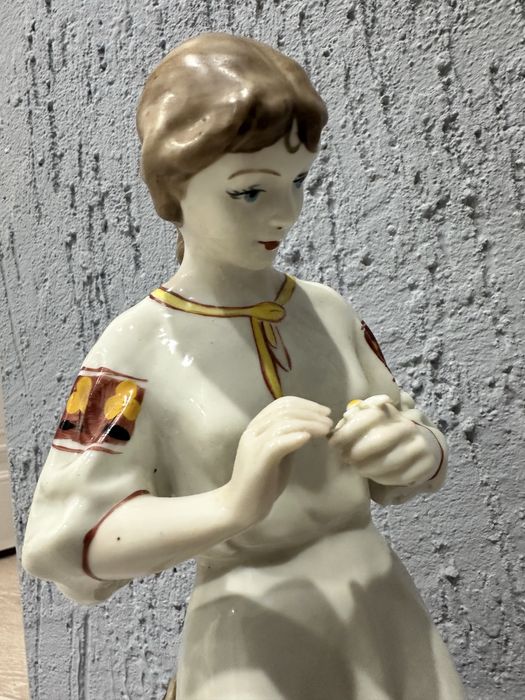 Продам фарфоровую статуэтку