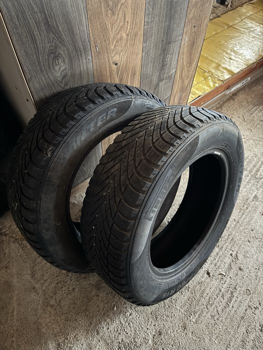 Vand doua cauciucuri Pirelli
