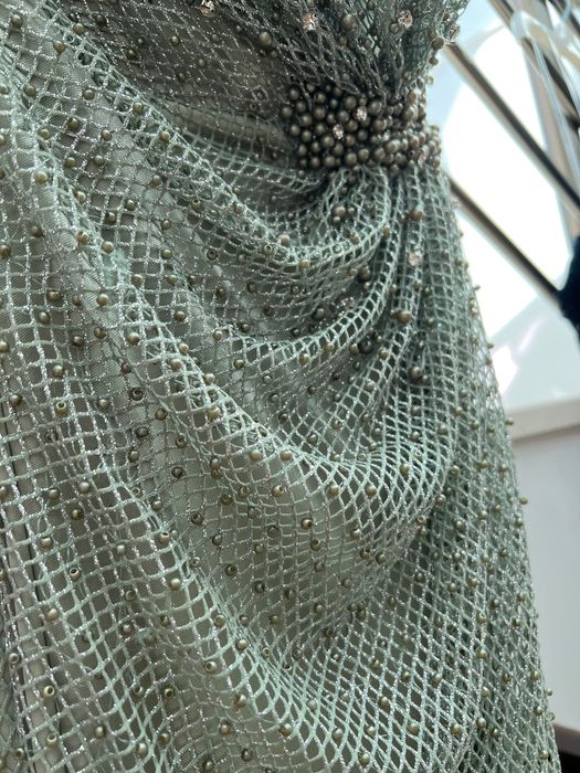 Блестяща рокля в светло зелено