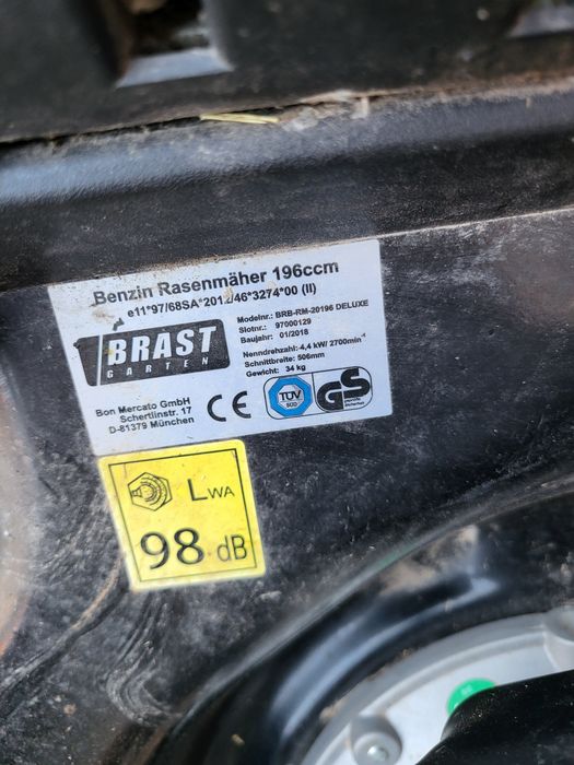 Mașină de tuns iarba cu propulsie