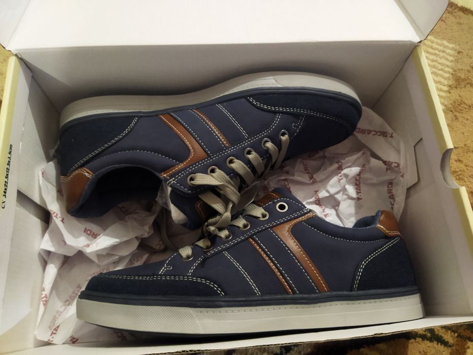 Продаётся кроссовка