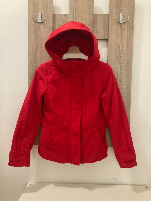 Яке на Benetton, червено